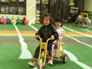 淄博市淄川区柳泉幼儿园：户外趣味运动 快乐伴随成长