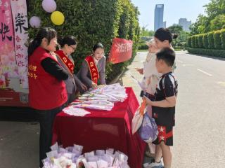 济宁市任城区李营街道苗营社区：温情母亲节 鲜花送敬意