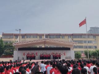 莒南县第三小学开展国旗下“母亲节”主题感恩活动