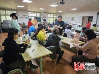 石家庄市裕华区裕翔园社区开展母亲节手工制作活动
