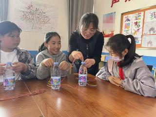 青岛市即墨区田横岛省级旅游度假区泊子小学开展“编织瓶中趣，传承渔家韵”主题实践课