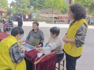 济宁市泗水县泗河街道圣源湖社区开展“浓情母亲节 便民集市暖人心”活动
