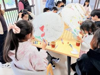 指尖藏古韵 伞下话邻里