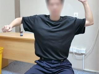 打了10多年网球 35岁男子连向上抬起手臂都变困难了
