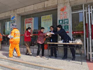 莱芜农商银行高新区支行营业部：“馒馒真情”惠民日活动 金融服务暖人心