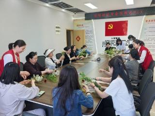 济宁市任城区李营街道任旺社区：温情花语献母爱 巧手筑爱暖社区