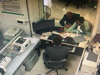 农行临沭振兴支行：暖心服务护喜事 甜蜜喜糖传真情