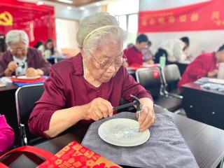 学习刻瓷技艺 感受非遗魅力