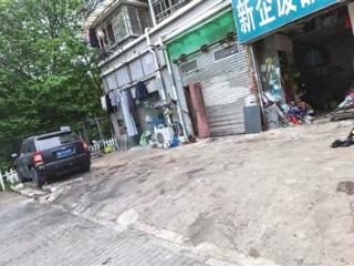 池塘庙路236号附近商铺前 为什么总是垃圾成堆？