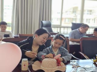 龙会社区举办“‘帽’美如花 感恩相伴”母亲节活动