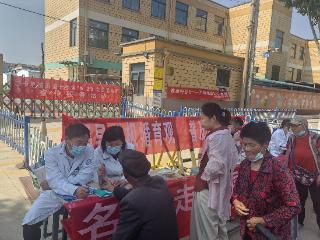 济宁市任城区二十里铺街道计生协开展“倡导积极婚育观 普及科学托育理念”宣传活动