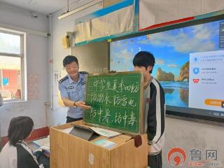 山东枣庄：人大代表进校园 夏季安全护童心
