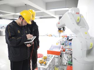 大学生“回炉”技校 河南职教新现象折射就业新逻辑