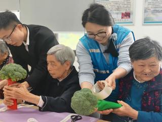 黄桥社区以“蔬”传情 敬老更走心