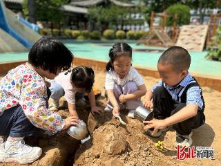 邢台市第一幼儿园的萌娃们享受户外沙趣时光