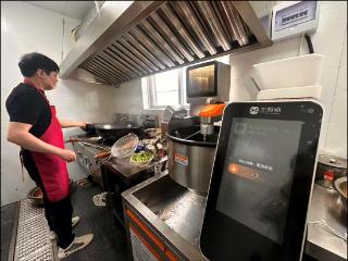 温州乐清：幸福食堂来了“机器人大厨” 智慧助老让养老更舒心