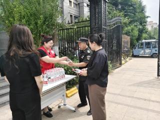 济宁市任城区李营街道凤苑社区开展“致敬劳动者·网格送温情”志愿服务活动