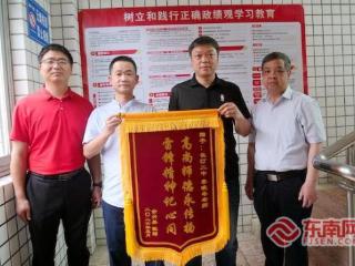 龙岩长汀：车辆侧翻困住七旬司机 党员教师拼力紧急施救