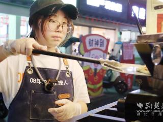 鄂州18岁少女跳出“标准答案”摆摊创业，在烟火气中书写青春答卷