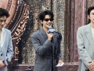 杨洋在河南，收到了一把江湖上最接地气的见面礼