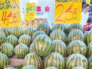 半个多月杭州西瓜价格暴跌约50% 6月份后大量露天西瓜上市，价格还会跌