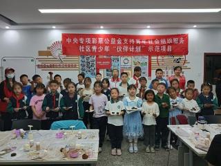济宁市任城区阜桥街道新刘庄社区开展“一缕草木香 千年指尖承”古法香牌制作活动