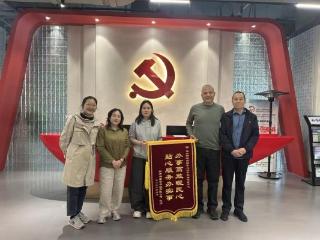 淄博张店：帮办代办解难题 企业致谢送锦旗