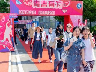 跨过“青春门”，立下凌云志：西附初中十四岁青春仪式燃情举行