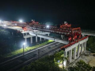 合肥“大外环”建设取得双突破：西环涉铁首梁架设，南环特大桥梁合龙