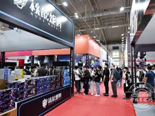 排队一小时只为抢一件限量款！首届模玩展爆火