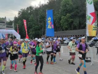 奔赴山野盛宴，近400名越野跑选手勇闯天柱山峡谷