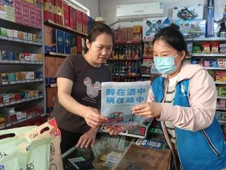 济宁市任城区南张街道李楼社区开展“拒绝酒驾入网格 安全防线共筑牢”宣传活动