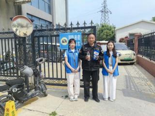济宁市任城区南张街道西刘社区开展“致敬劳动者·网格传暖意”志愿服务活动