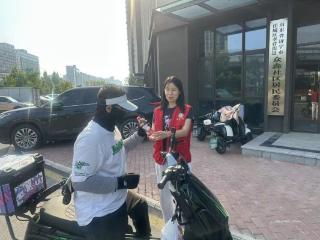 济宁市任城区李营街道众鑫社区开展“致敬劳动者，夏日送清凉”慰问活动