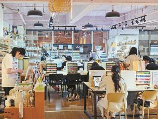 年轻人结伴制作小物件 手工社交新场景"指尖经济"火起来