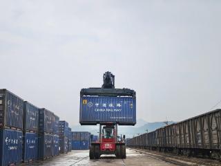 当三峡船闸“休整”，陆海新通道“补位”——重庆钢铁“多式联运”应对原料保供难题