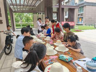 济宁太白湖新区许庄街道滨河社区开展“巧手绘草帽 清凉迎夏日”手工彩绘活动