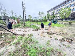 暴雨中 那些卷起裤腿跳进泥水的身影温暖了整个校园