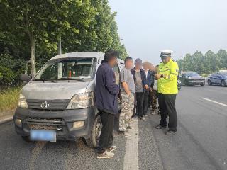 聊城市东昌府区交通管理大队查获一起小型面包车超员交通违法行为