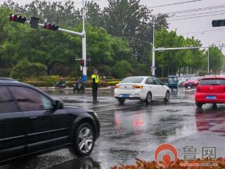 雨中坚守，胶州公安全力护航群众出行路