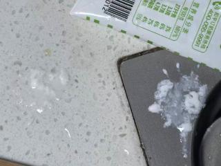 鲜奶到家竟变质 市民担忧食品安全 乳业回应：系配送环节“脱冷”导致
