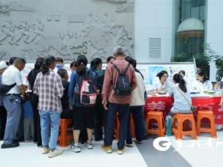营养餐桌守护家庭健康 遵医附院开展全民营养周义诊活动