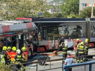 捷克布拉格公交车与有轨电车相撞 致15人受伤