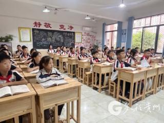 1205套新课桌椅“上岗” 赤水三小迎来舒适新学期