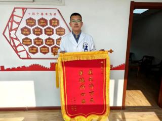 青岛平度：高龄闯关！91岁骨折老人锦旗致谢医者仁心
