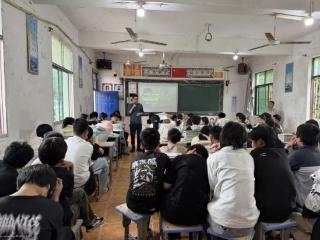 余干县梅溪初中法治进校园活动圆满举行