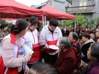 横峰县红十字会联合横峰县就业之家开展人道公益进乡村专项活动
