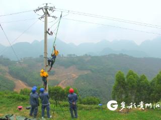 南方电网安龙供电局：百组避雷器汛期“上岗”