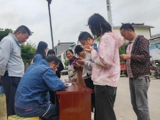 “指尖一点电费清 服务到家暖人心”——南方电网兴义贞丰供电局者相供电所走进鸾山社区