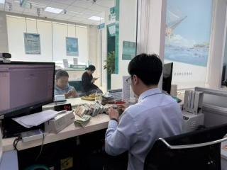 坚守岗位践初心 暖心服务显担当——正阳路农行员工放弃午休为客户清点零钱获赞誉